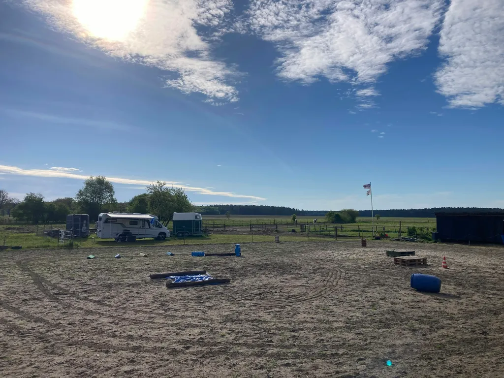 Reitplatz mit Platz am Toreingang
