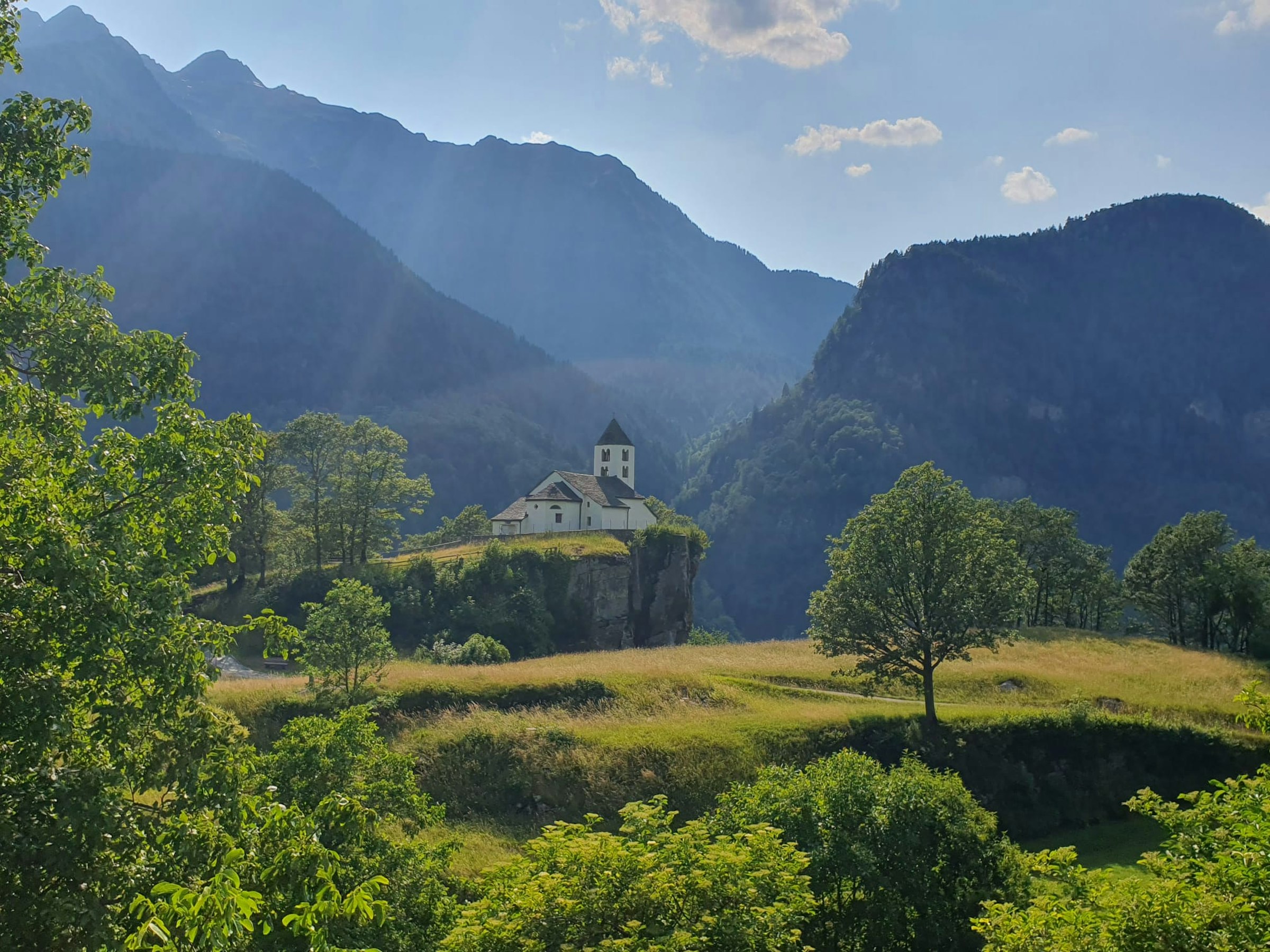 Unbeschreibliche Lage der Dorfkirche San Martino