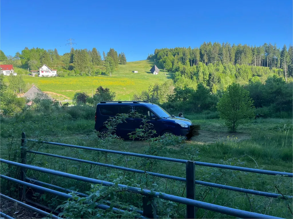 Blick auf den gegenüberliegenden Hang, auf der linken Seite unten befindet sich der benachbarte Ziegenlandwirt.