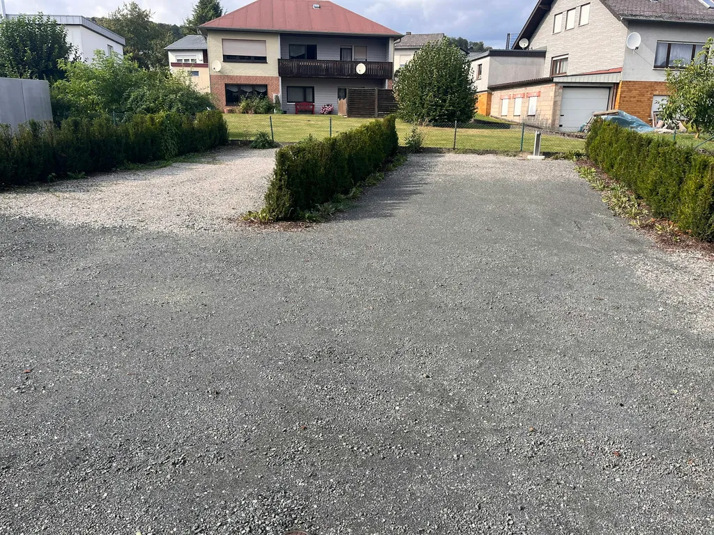 Stellplatz an Wanderroute und Höhle