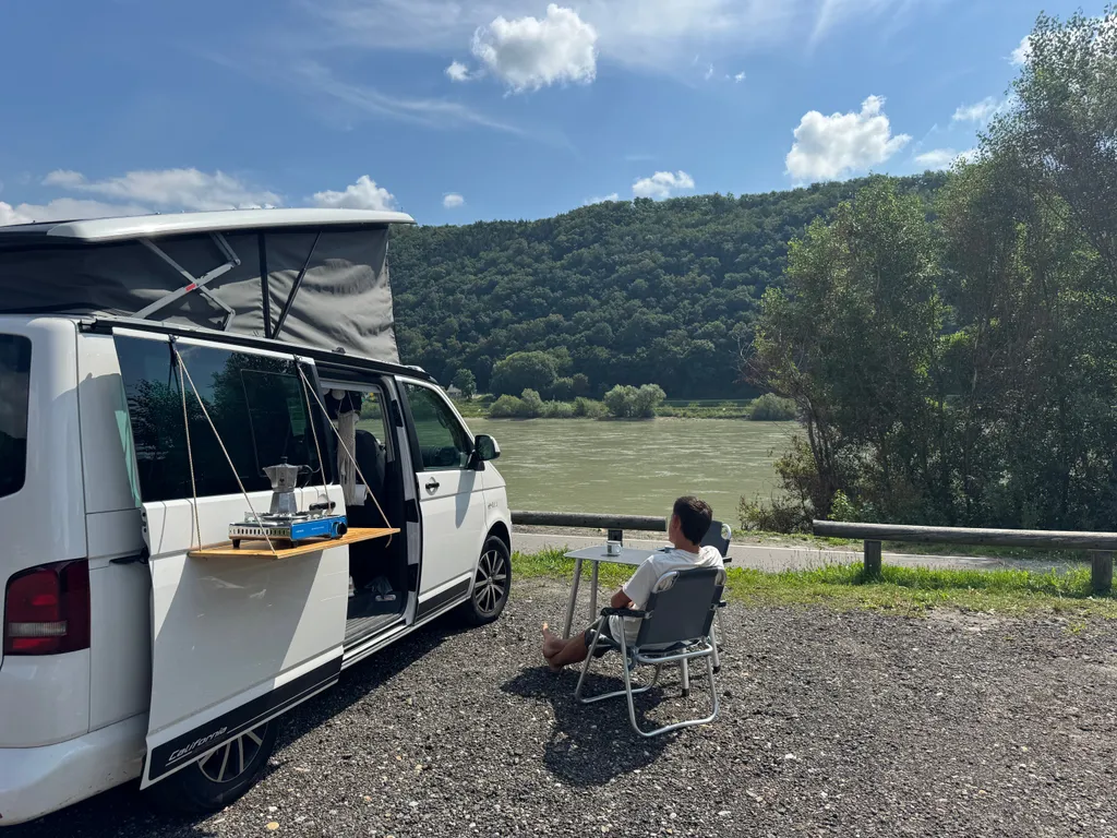 mit Blick auf die Donau vom Stellplatz
