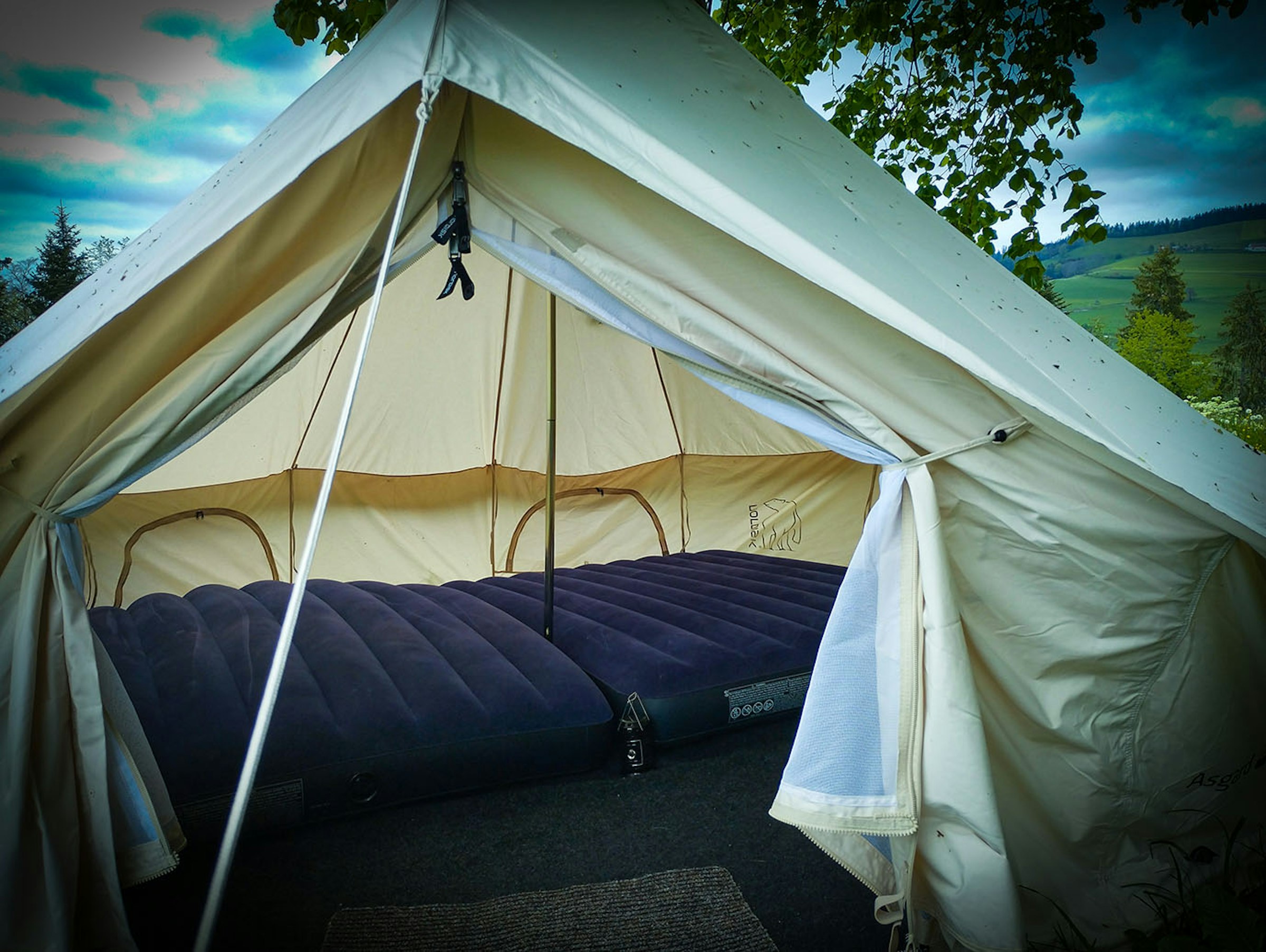 Tipi Zelt und Hängematten