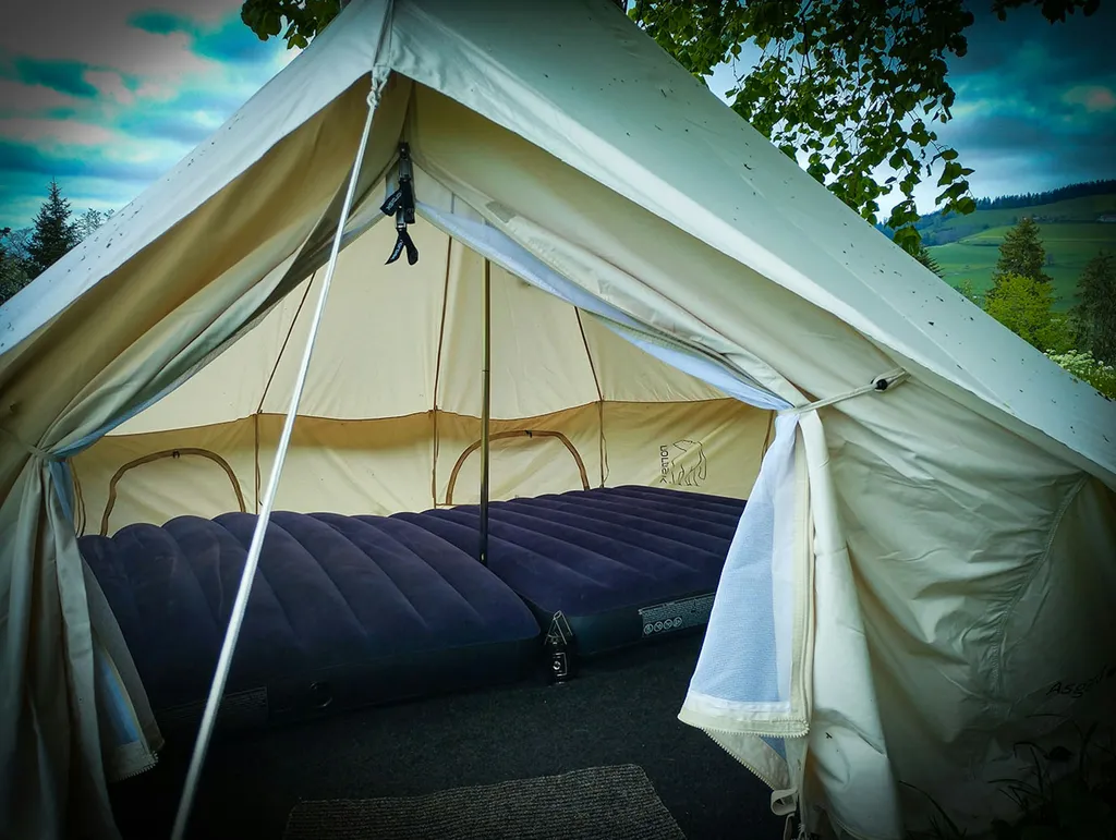 Tipi Zelt und Hängematten