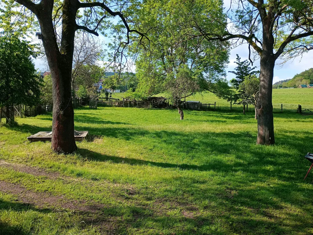 Malerischer Bauernhof am Stadtrand