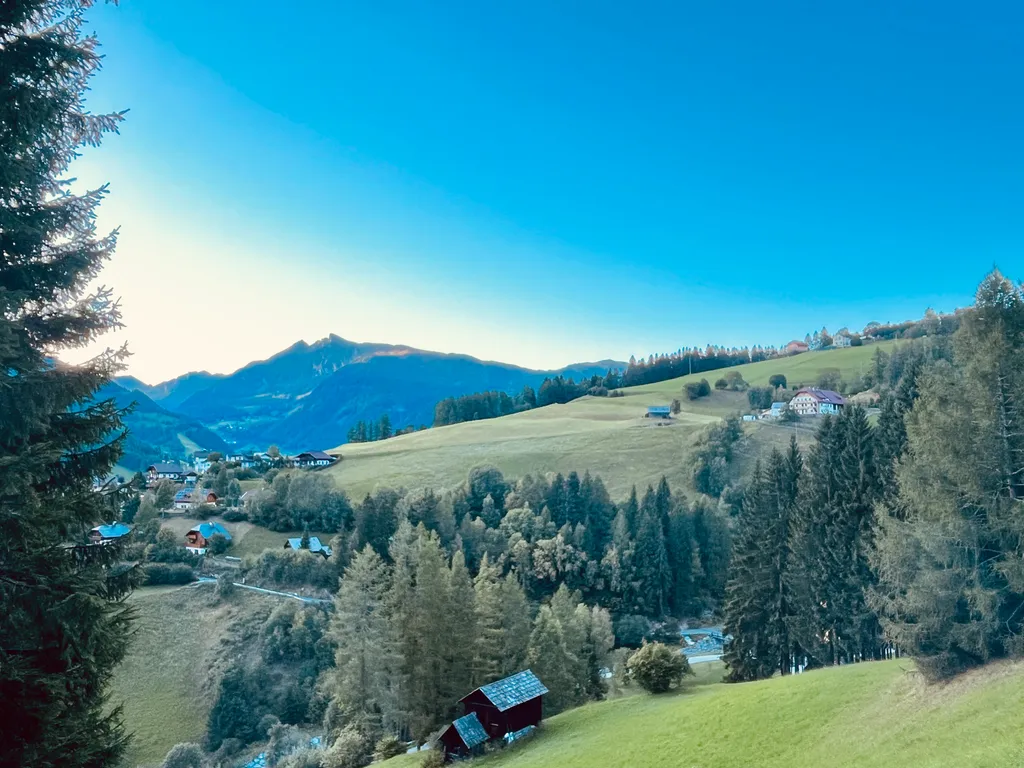 Sonnige Zeltwiese am Bergbauernhof