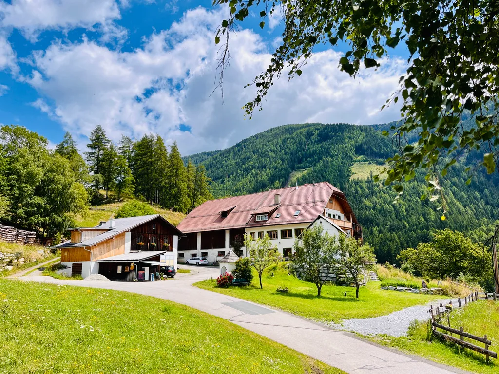 Sonnige Zeltwiese am Bergbauernhof