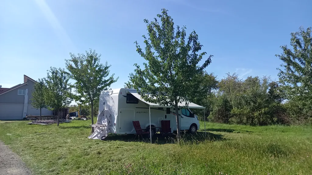 Stellplatz auf Streuobstwiese am Dorfrand