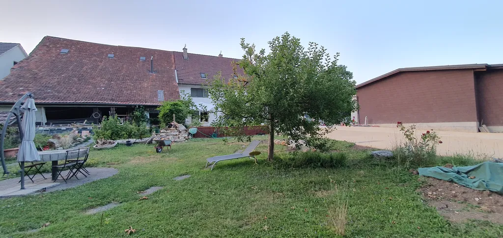 Mitten im Dorf mit idyllischem Bauerngarten