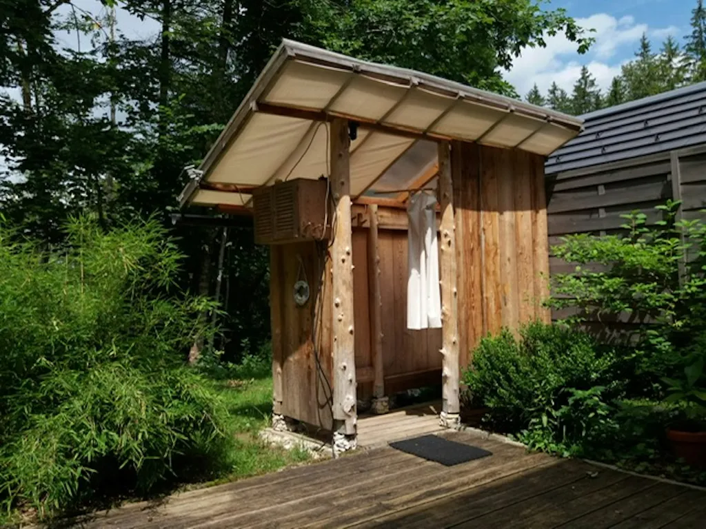 Outdoordusche mit Tropenregen