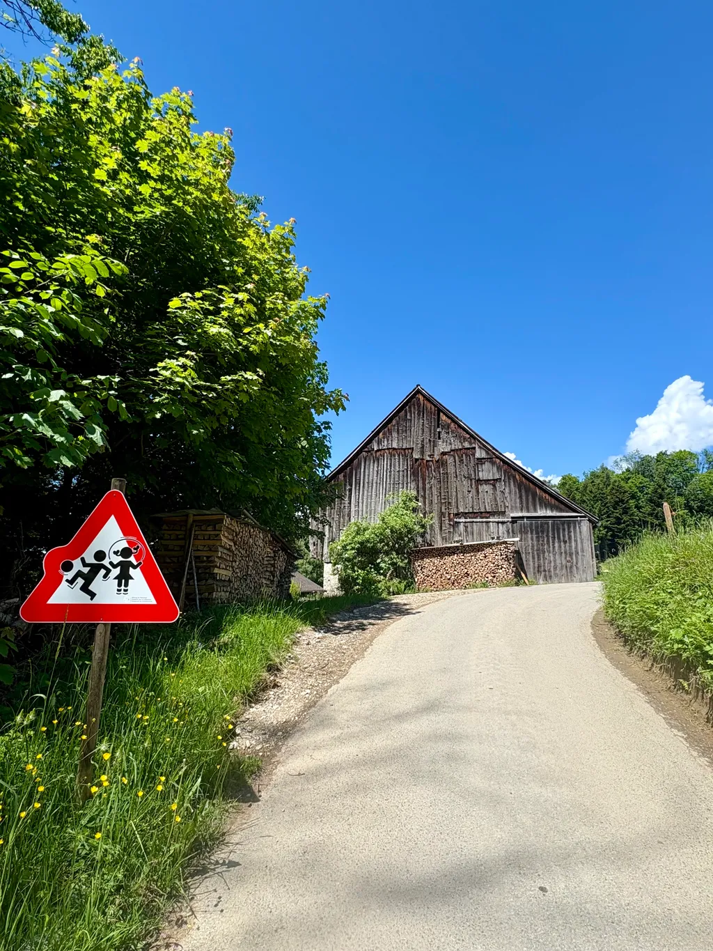 Hier links 
die Strasse runter fahren.