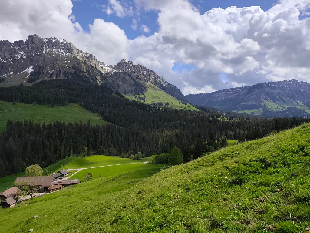 Hier ist der Bauernhof links und das Camp rechts. Die Aussicht des Camps direkt auf den Hohgant. Da direkt neben dem Camp ein kleiner Hügel ist, sieht man vom Haus aus nicht auf das Camp - ihr seid für euch :)