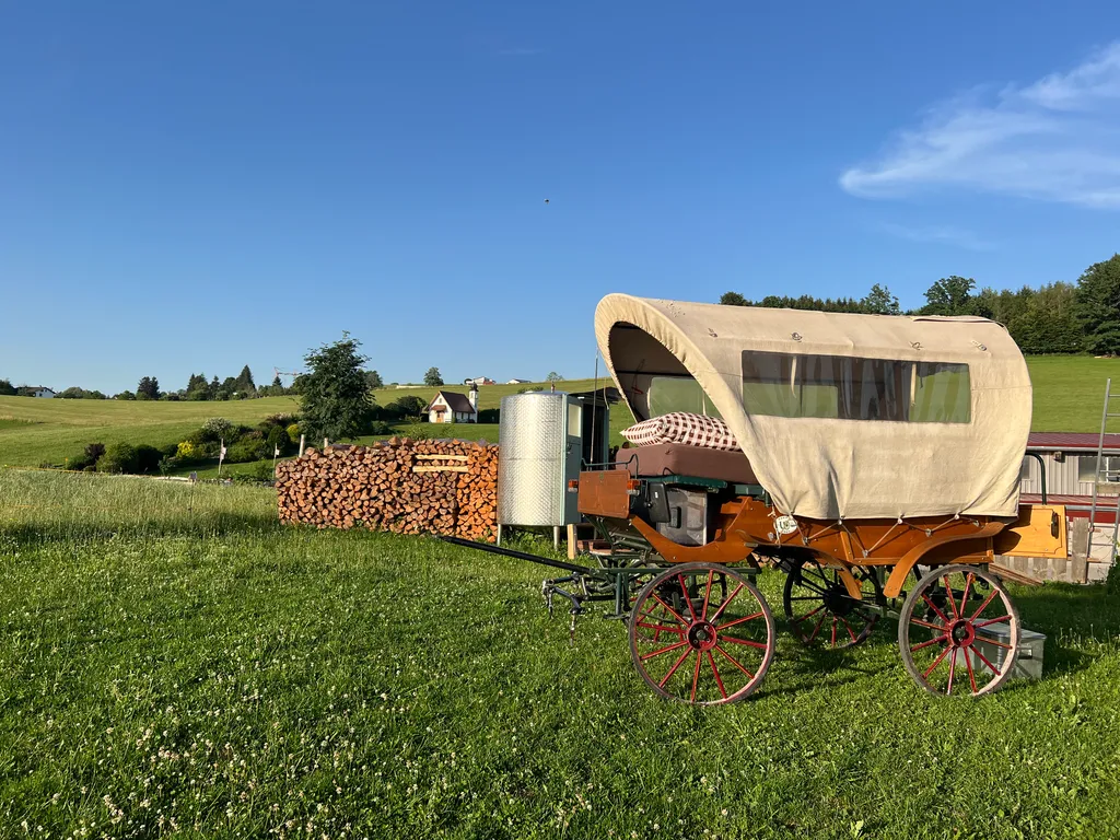 Toilette und Dusche direkt neben dem Planwagen im Himbeergeistfass