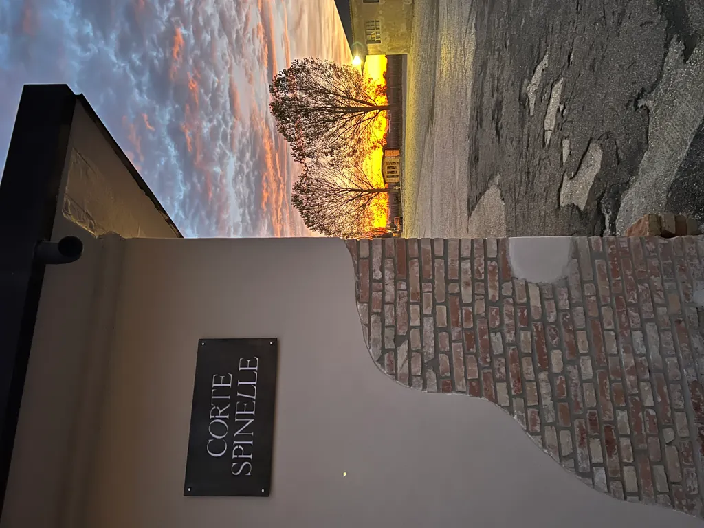 La nostra corte agricola durante un tramonto estivo.