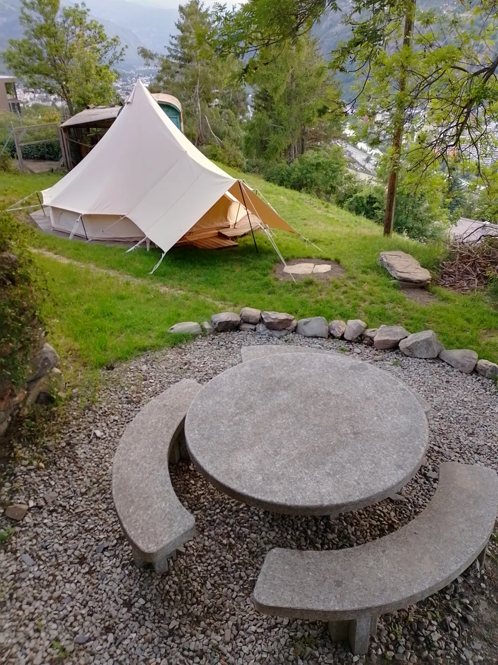 Übernachten im grossen Baumwollzelt