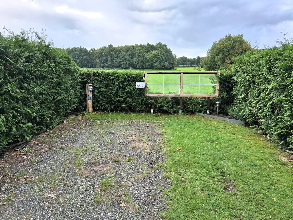 Links (auf Schotter) steht euer Wohnmobil/wagen, rechts (auf Gras) stehen eure "Camping-Möbel" 😎