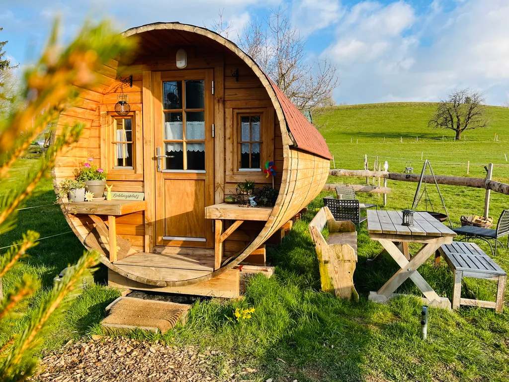 Holzfass Bauernhof-Auszeit