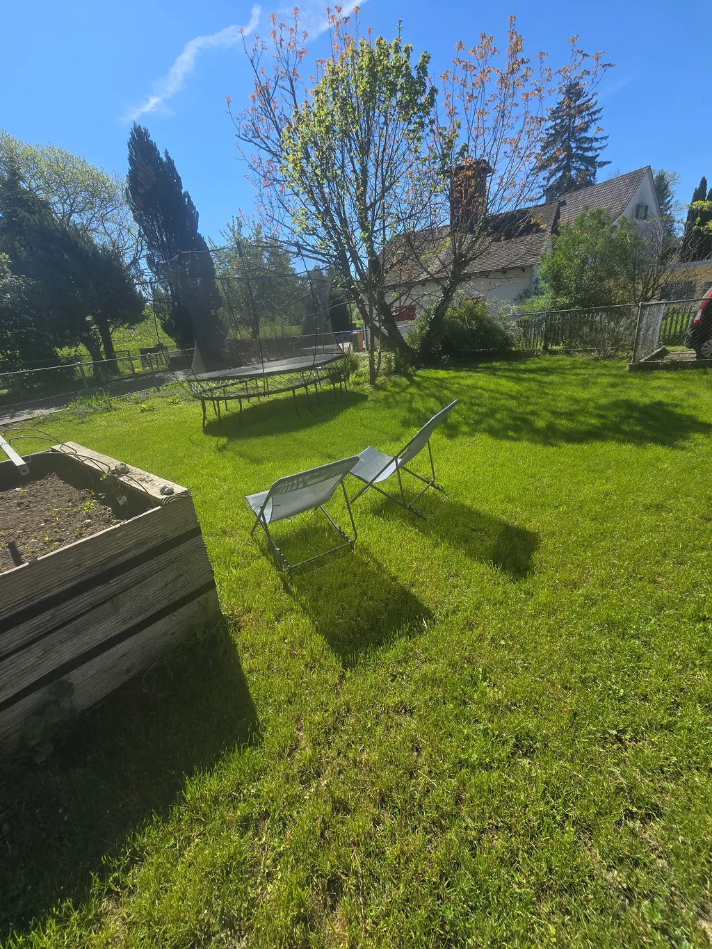 Gartenwiese mit Flussbadestelle