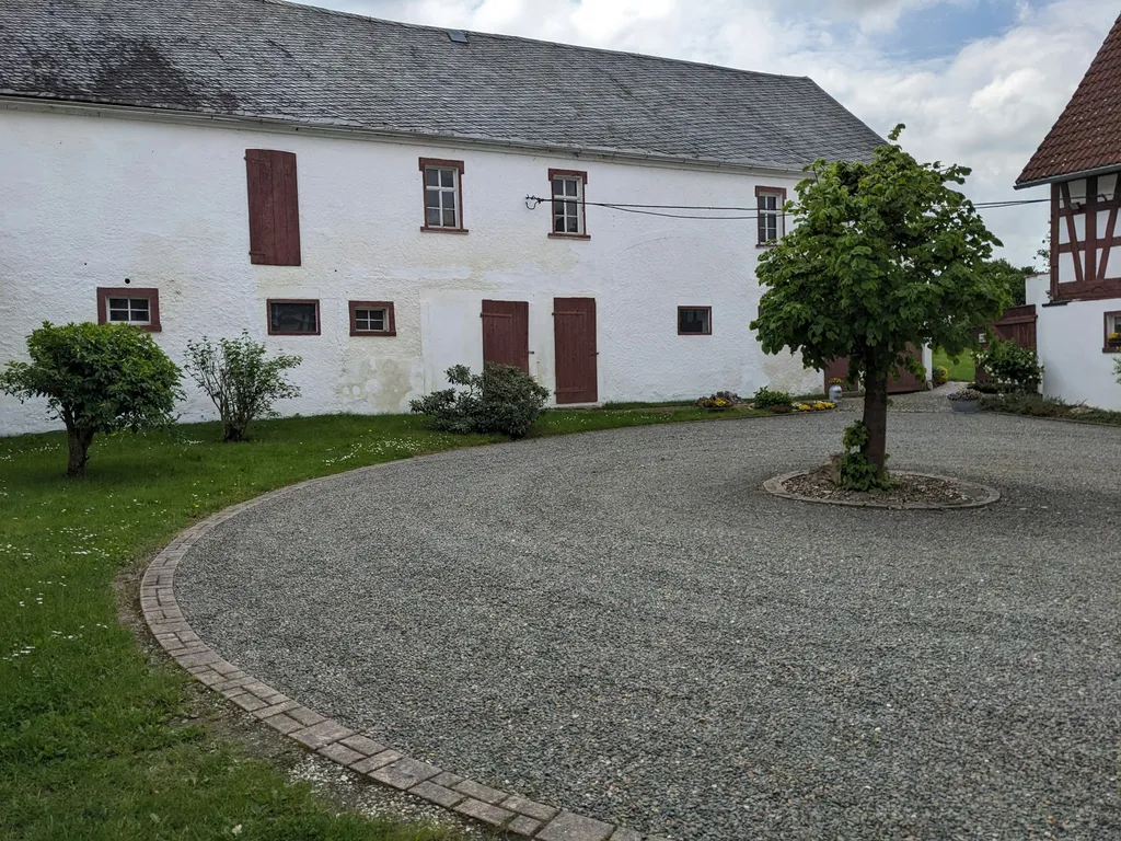 Historischer Vierseithof mit Naturgarten