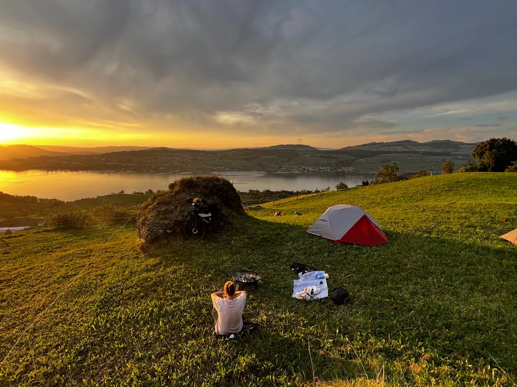 Zelten mit traumhafter Aussicht auf See & Berge