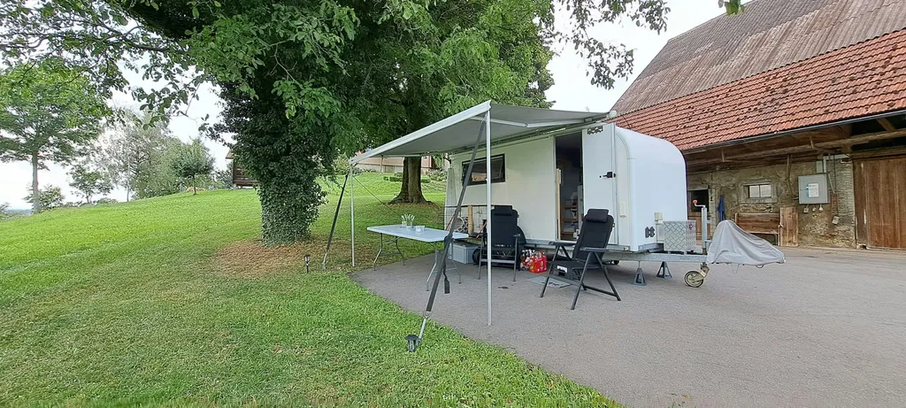 Schlössli-Camp mit Obstgartenblick