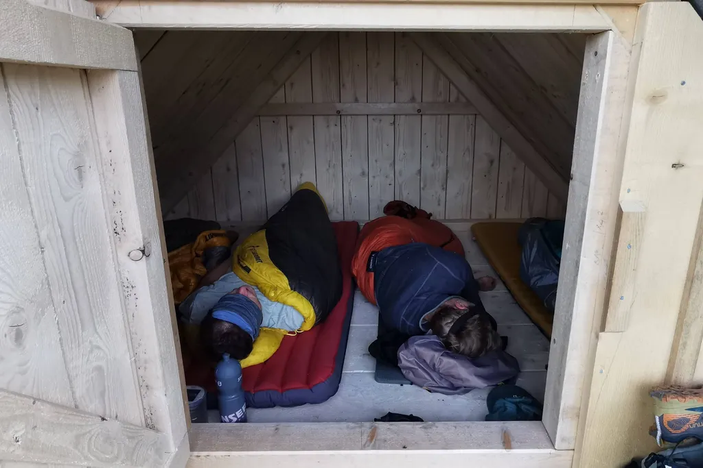 Geschlafen wird mit deinem Schlafsack und Mätteli. Ein echtes Outdoor-Erlebnis.