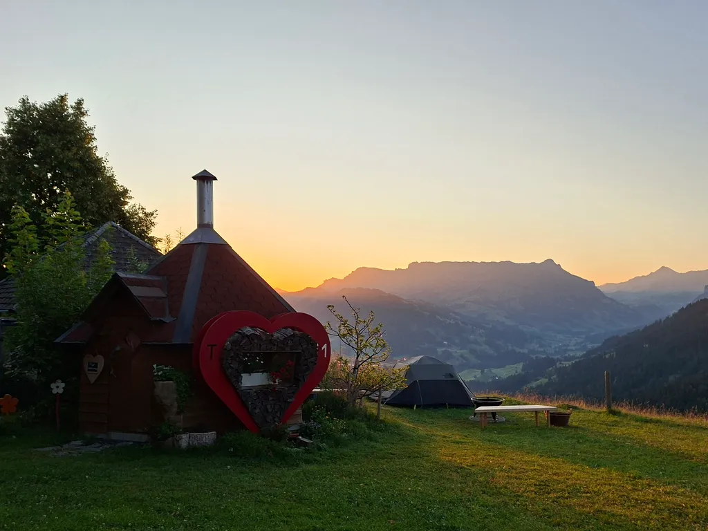 Häuschen mit Bergblick und Herz