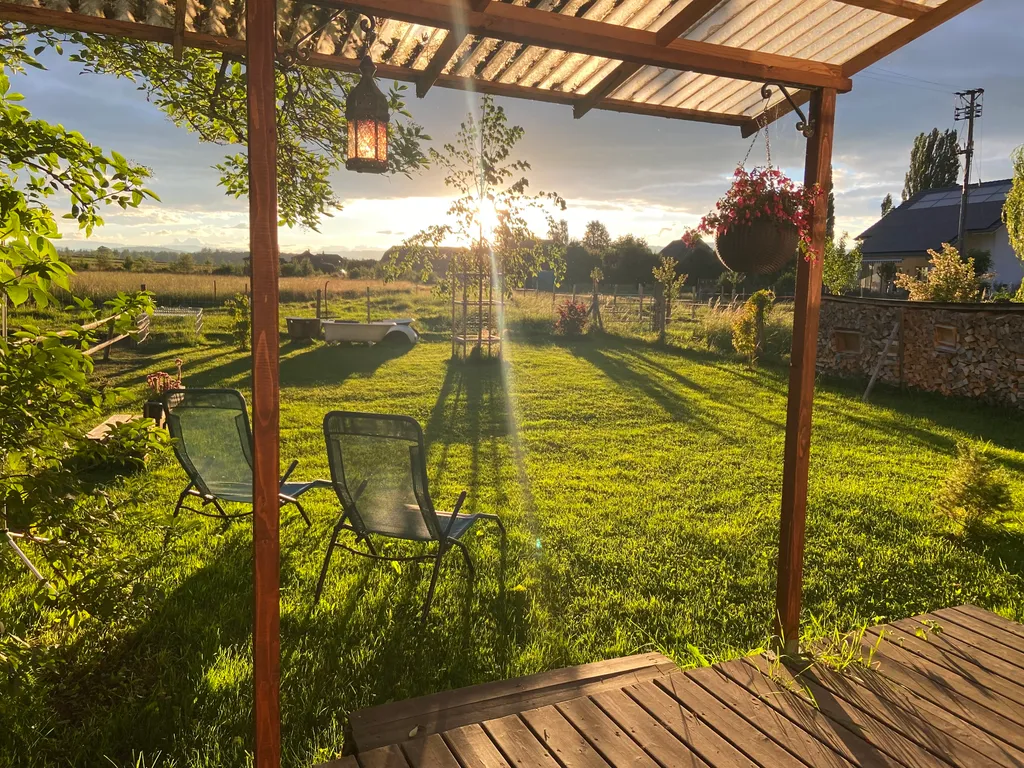 ca 200m2 ebenerdige Wiese ganz für euch, gedeckter Sitzplatz