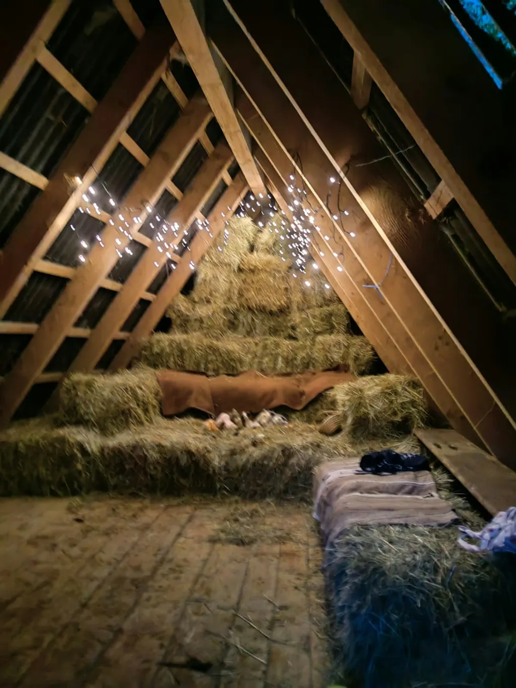 Kleiner Heustall bei den Tieren