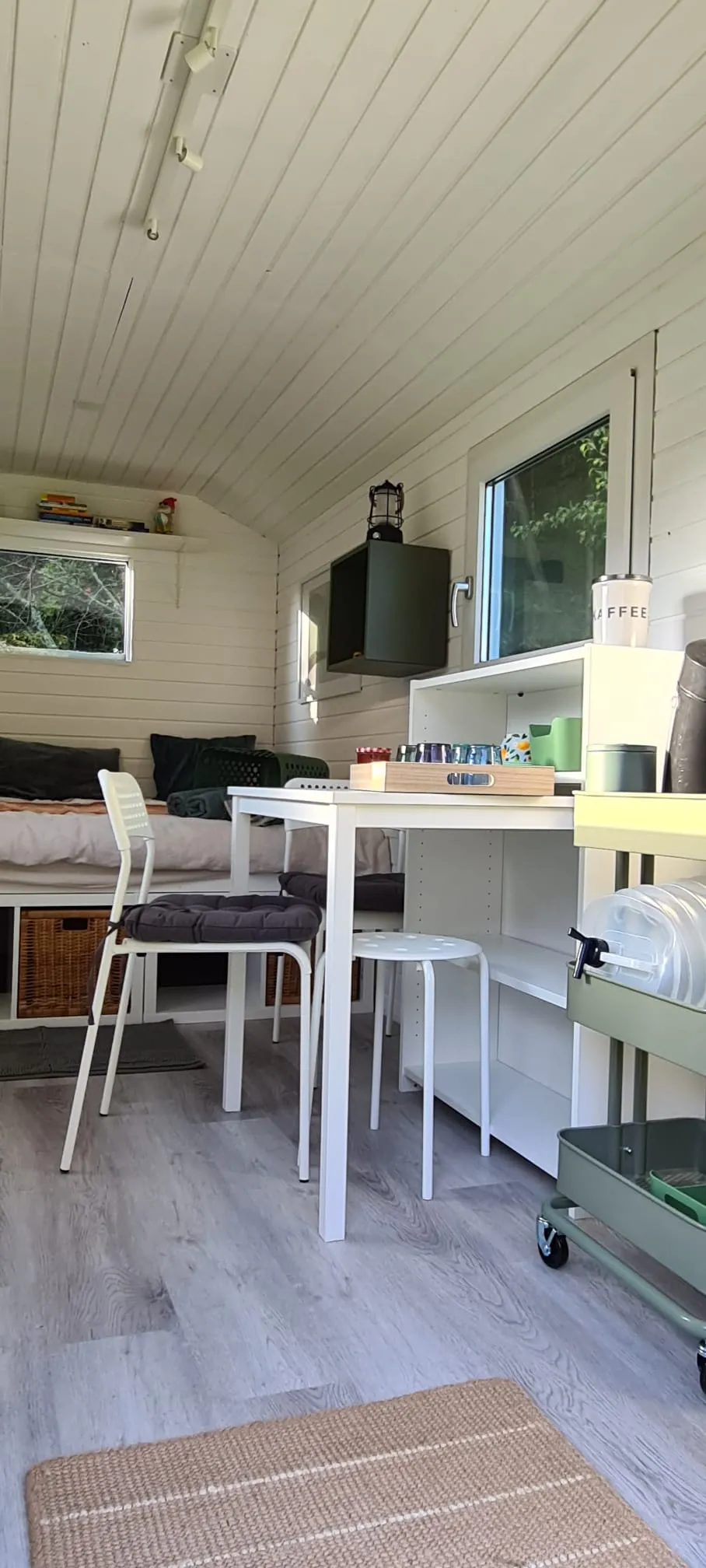 Bauwagen im Garten nahe der Schweizer Grenze