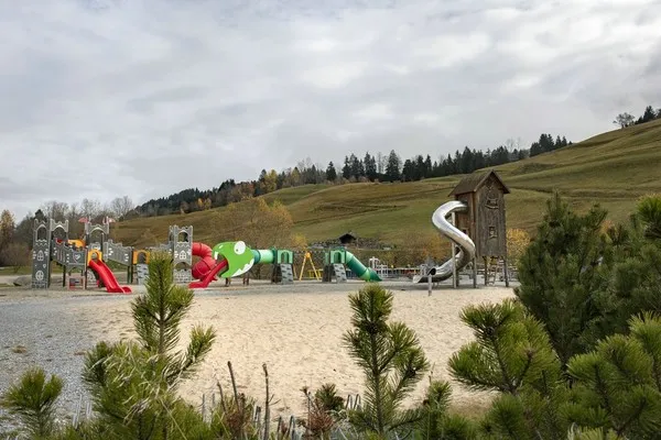 Spielplatz beim Rufalipark  Badesee gleich links dabei