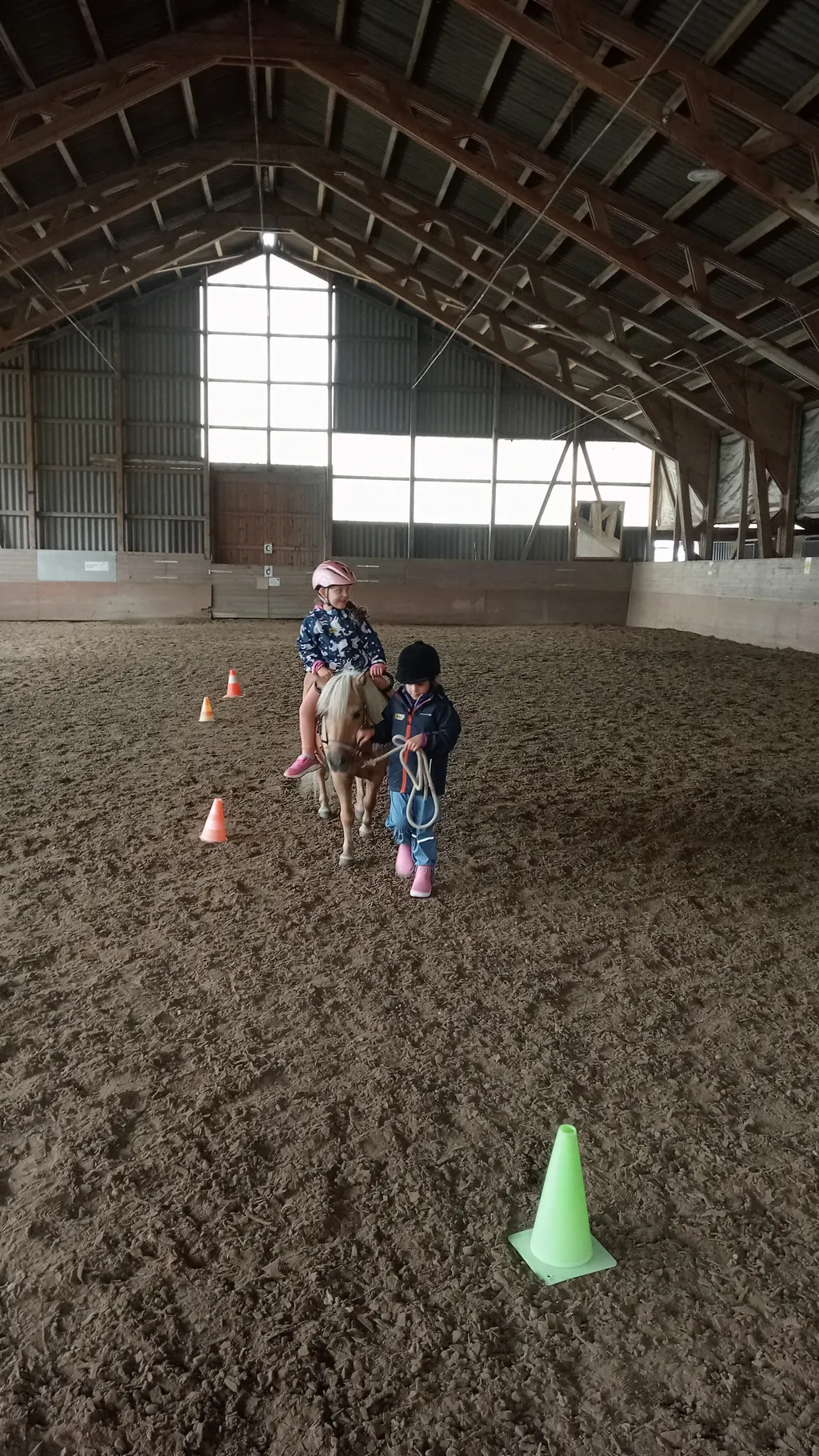 Eine ElKi (Eltern Kinder) Runde in der Reithalle