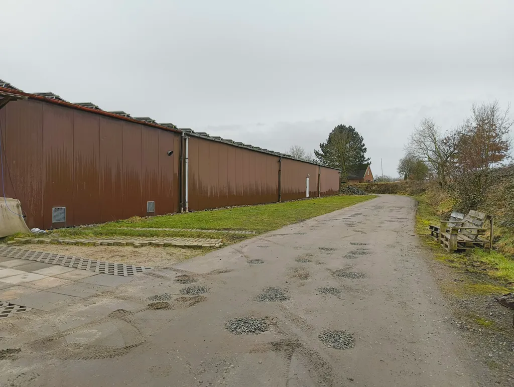 Grünstreifen, abgelegen im Dorf