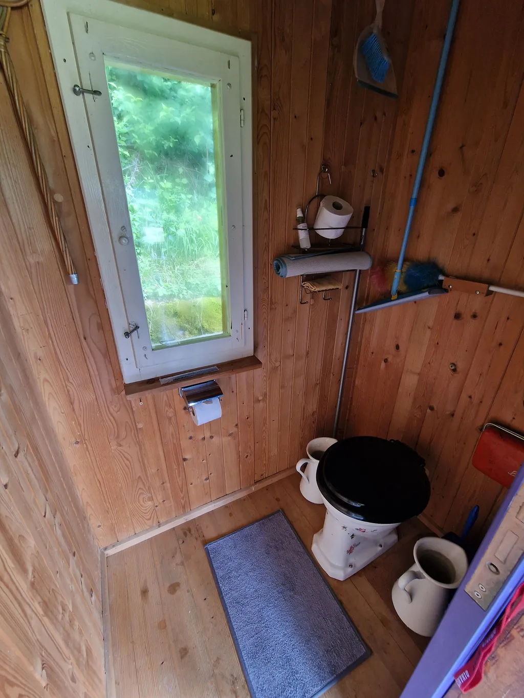 Toilette neben dem Hüsli