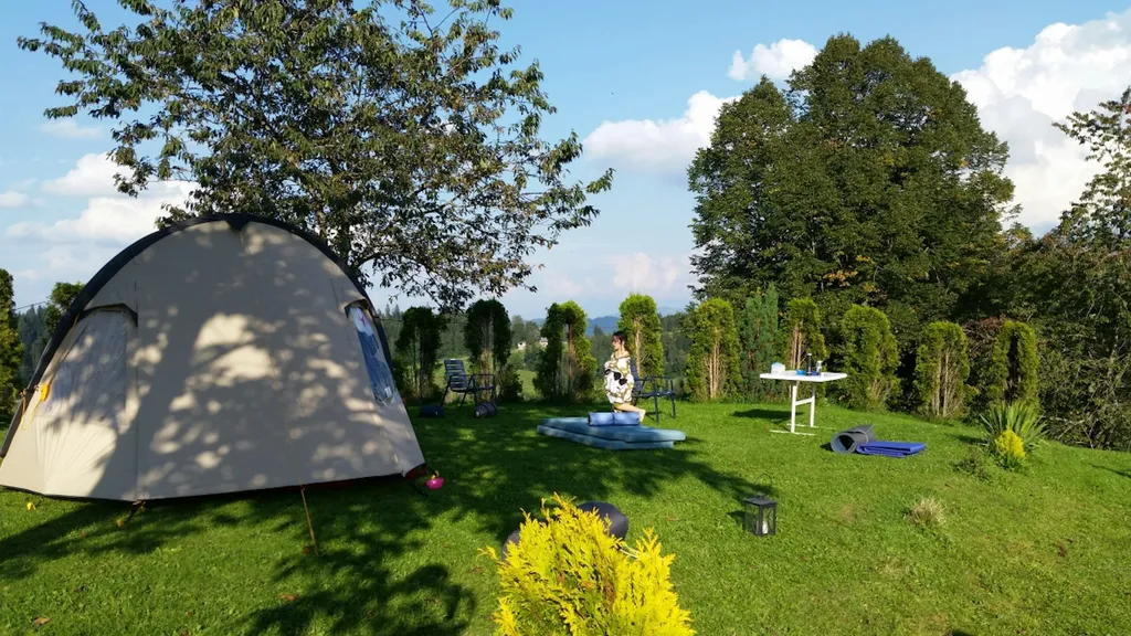 Campingplatz, neben den Holz-Iglus
(WC/Dusche ca. 50-100m entfernt)