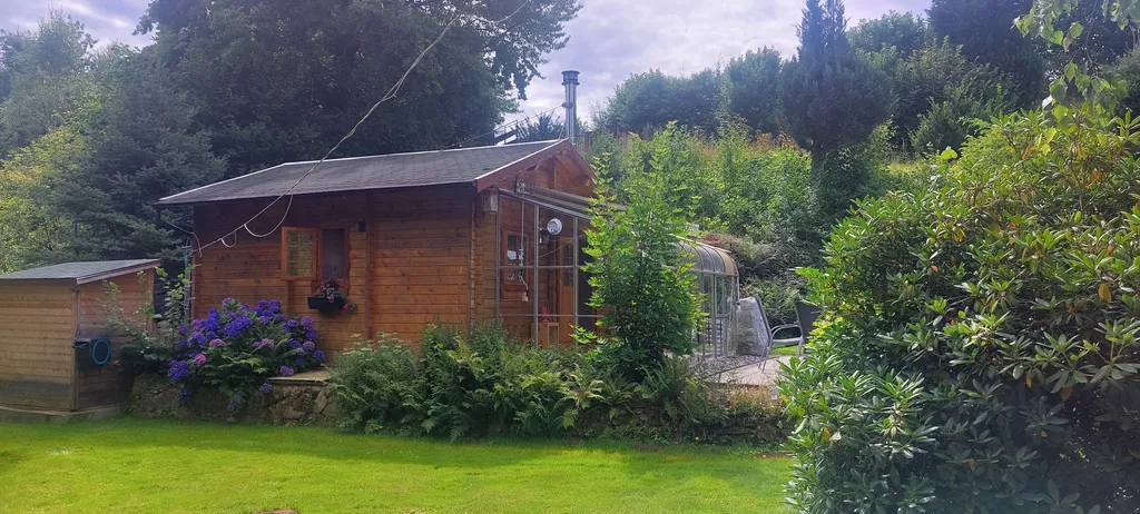 Urige Blockhütte mit Fasssauna in schönem Garten