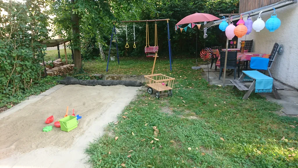 Sitzecke & kleiner Spielplatz