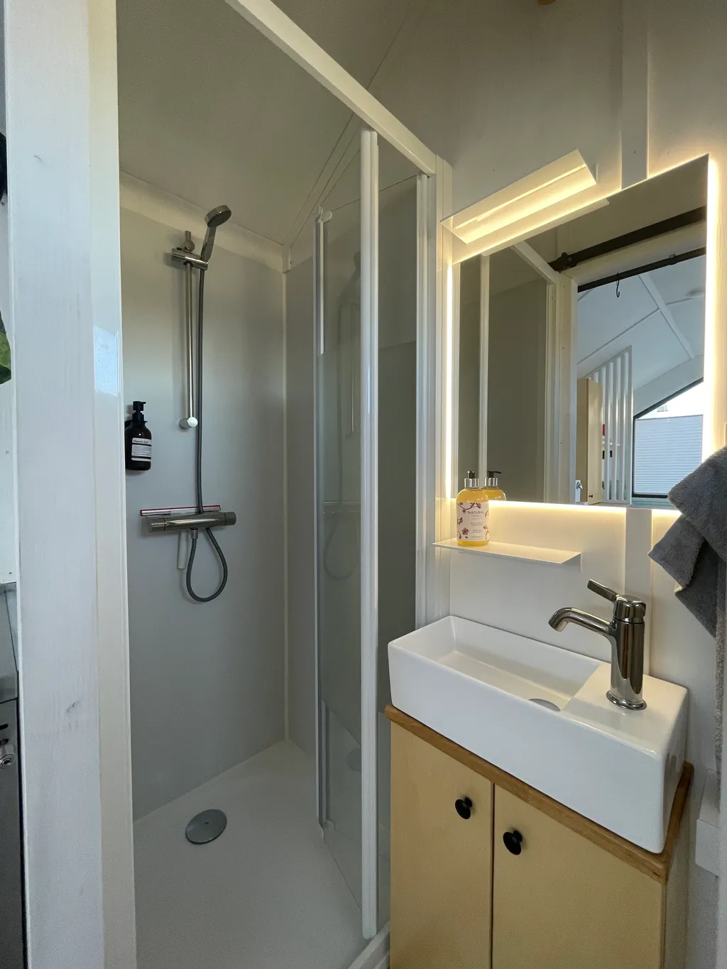 Dusche mit Waschbecken