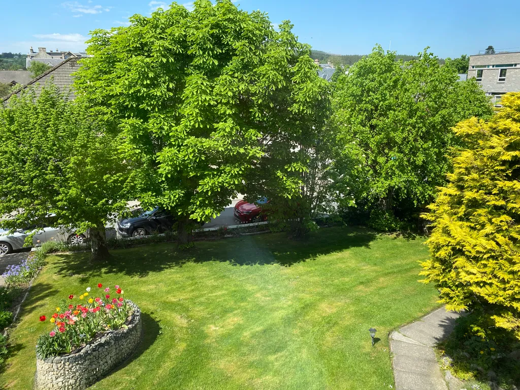 Garden oberhalb des Parkplatzes