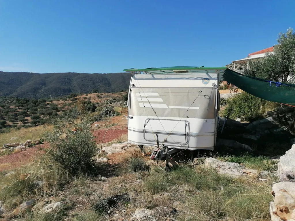Wohnwagen mitten in der Natur