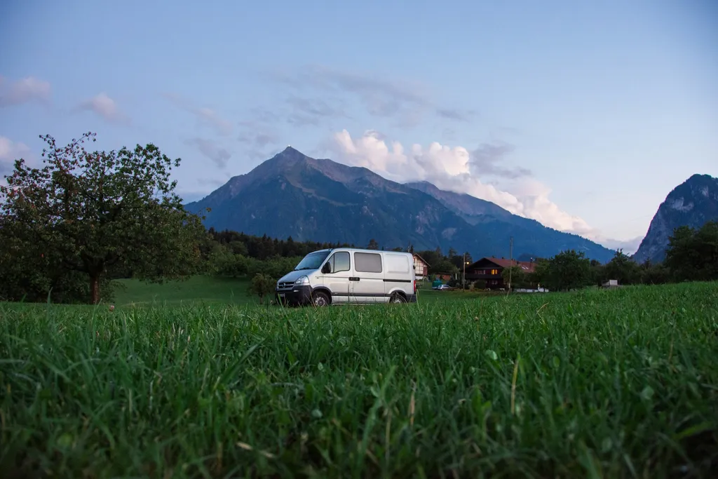 Unser "Hausberg", der Niesen im Hintergrund, rechts daneben die Stockhorn-Kette.