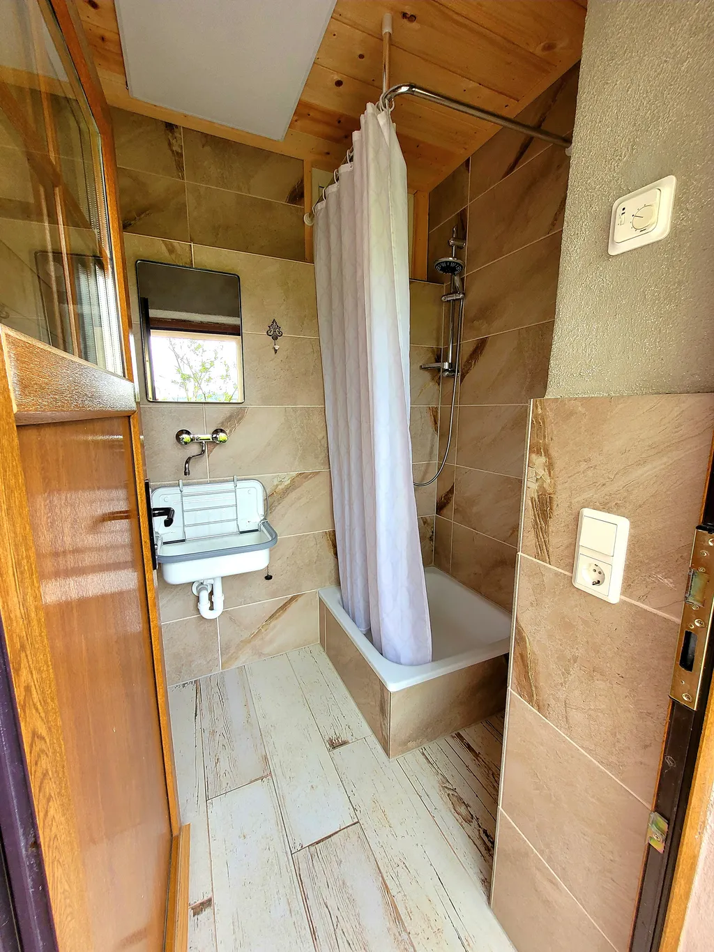 Dusche PODs Dachsbau und Fuchsbau. Wenn beide PODs belegt sind > gemeinschaftliche Nutzung.