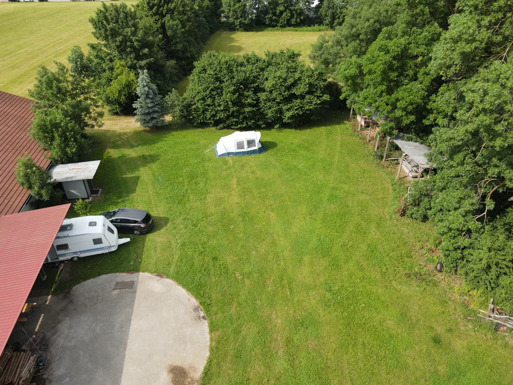 Kleine Wiese beim Bauernhof