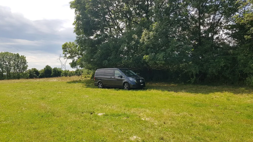 Prairie spacieuse dans le Doubs.