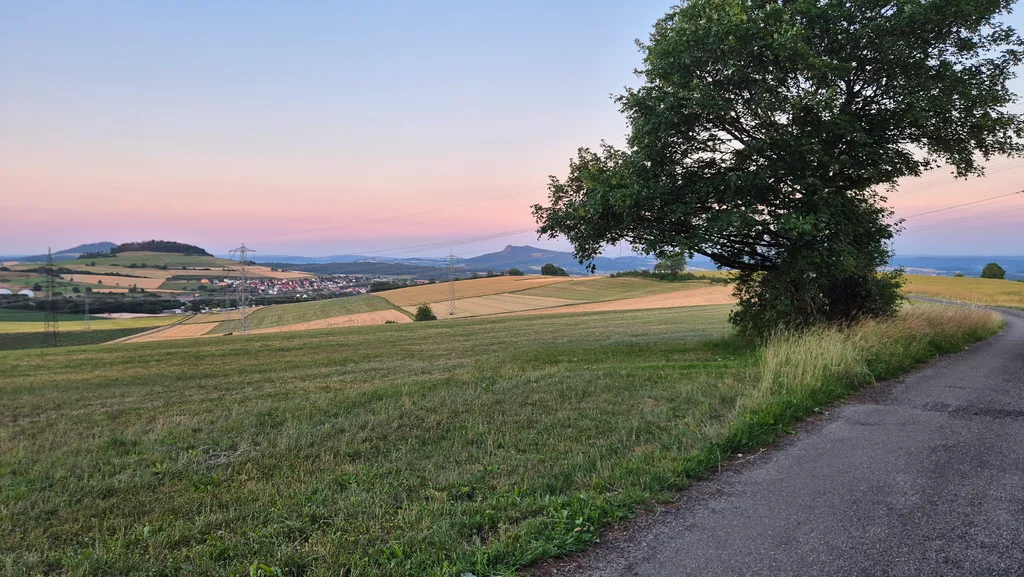 Sommerliche Sonnenuntergangsstimmung mit Pastellfarben