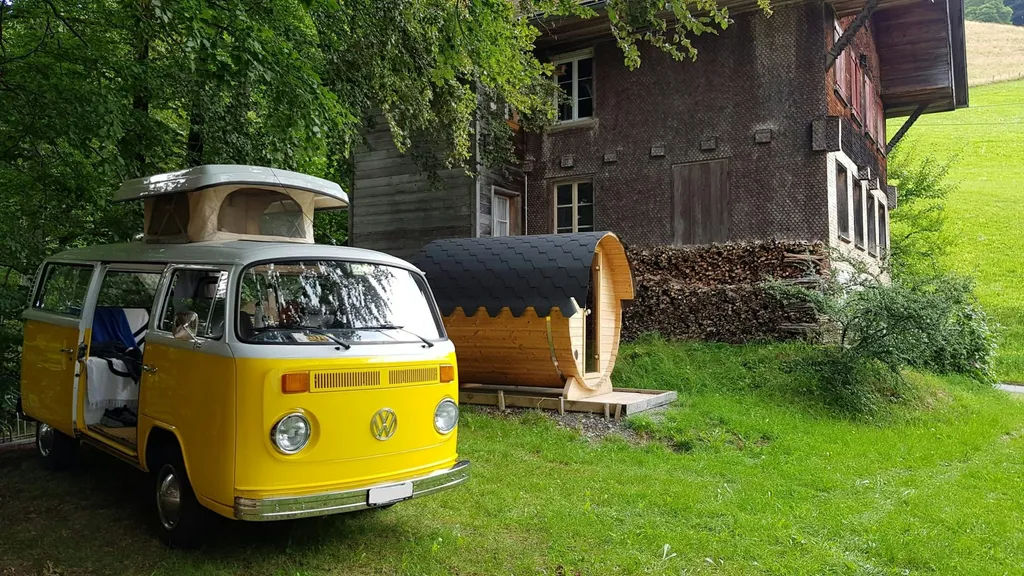 Auf dem ehemaligen Schulhausplatz