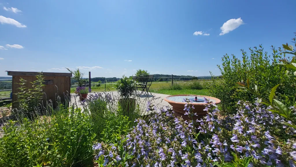 Kräutergarten mit Sonnendeck und Badefass