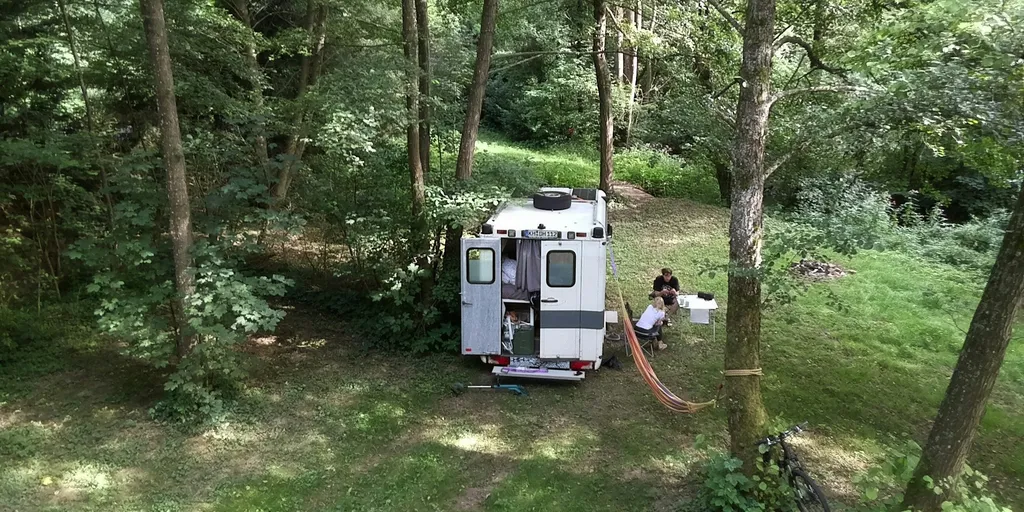 Idyllische Wiese am Bach