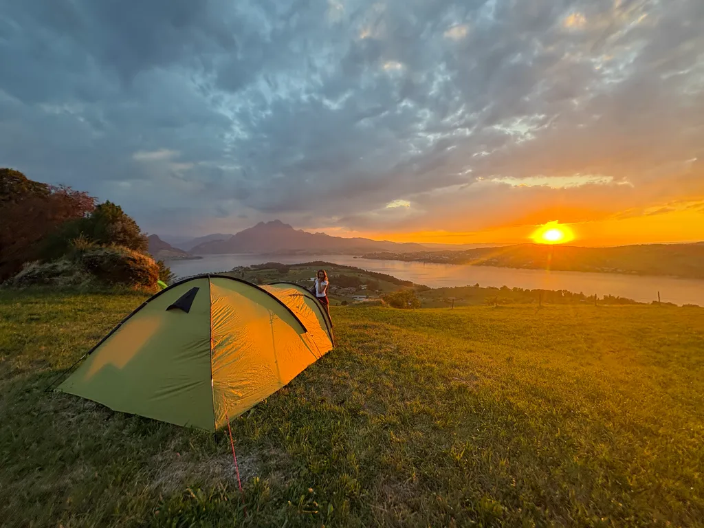 Zelten mit traumhafter Aussicht auf See & Berge