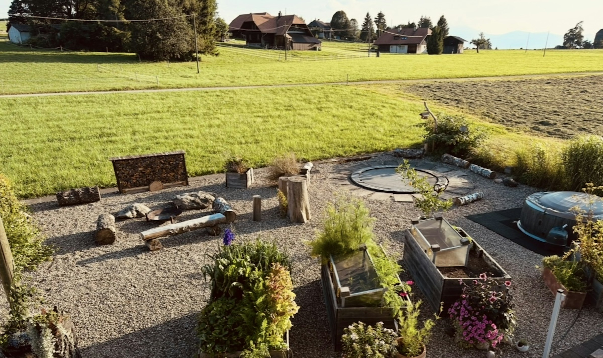 Feuerstelle wo man gemütlich verweilen kann.
Trampolin für die aktiven. 
Whirlpool zum entspannen.