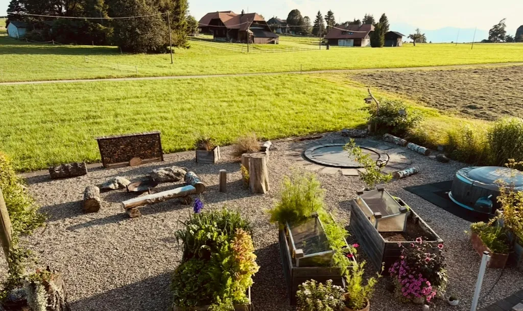 Feuerstelle wo man gemütlich verweilen kann.
Trampolin für die aktiven. 
Whirlpool zum entspannen.